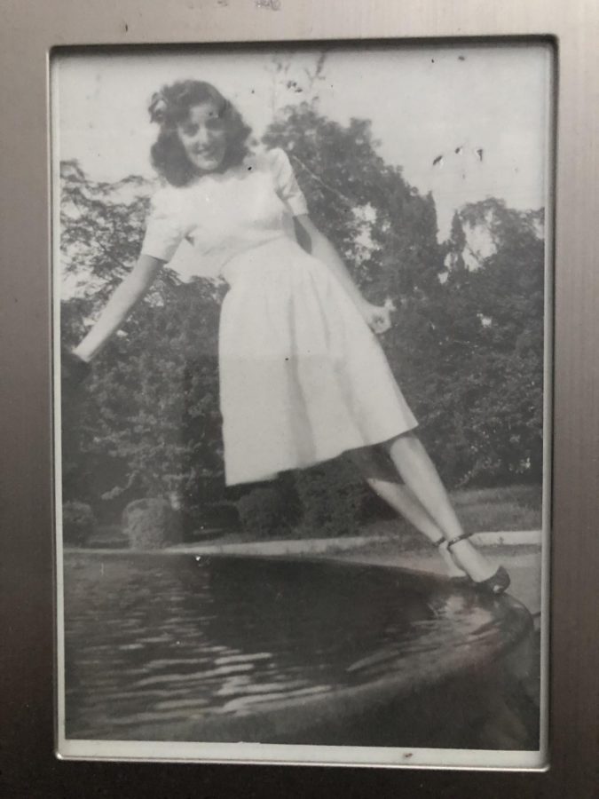 1946%3A+Mama+walking+on+fountains+edge.